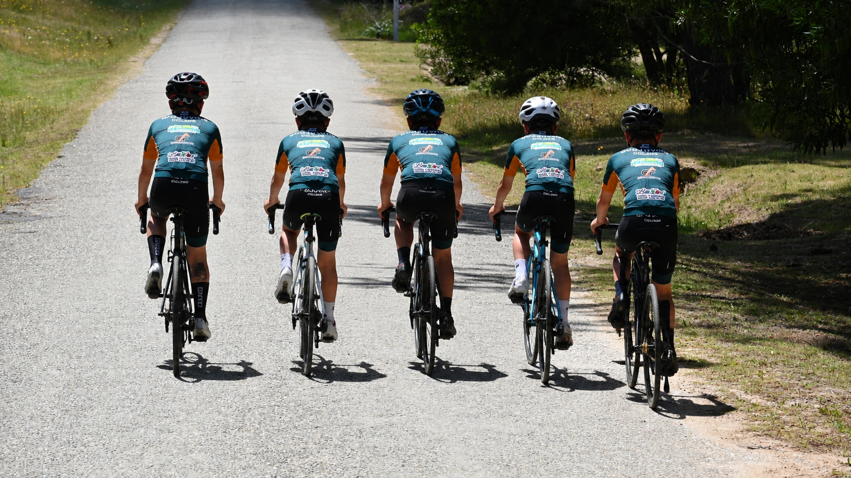 Ciclistas de Guazuvirá rodando en el proyecto de Equipo CODECAM