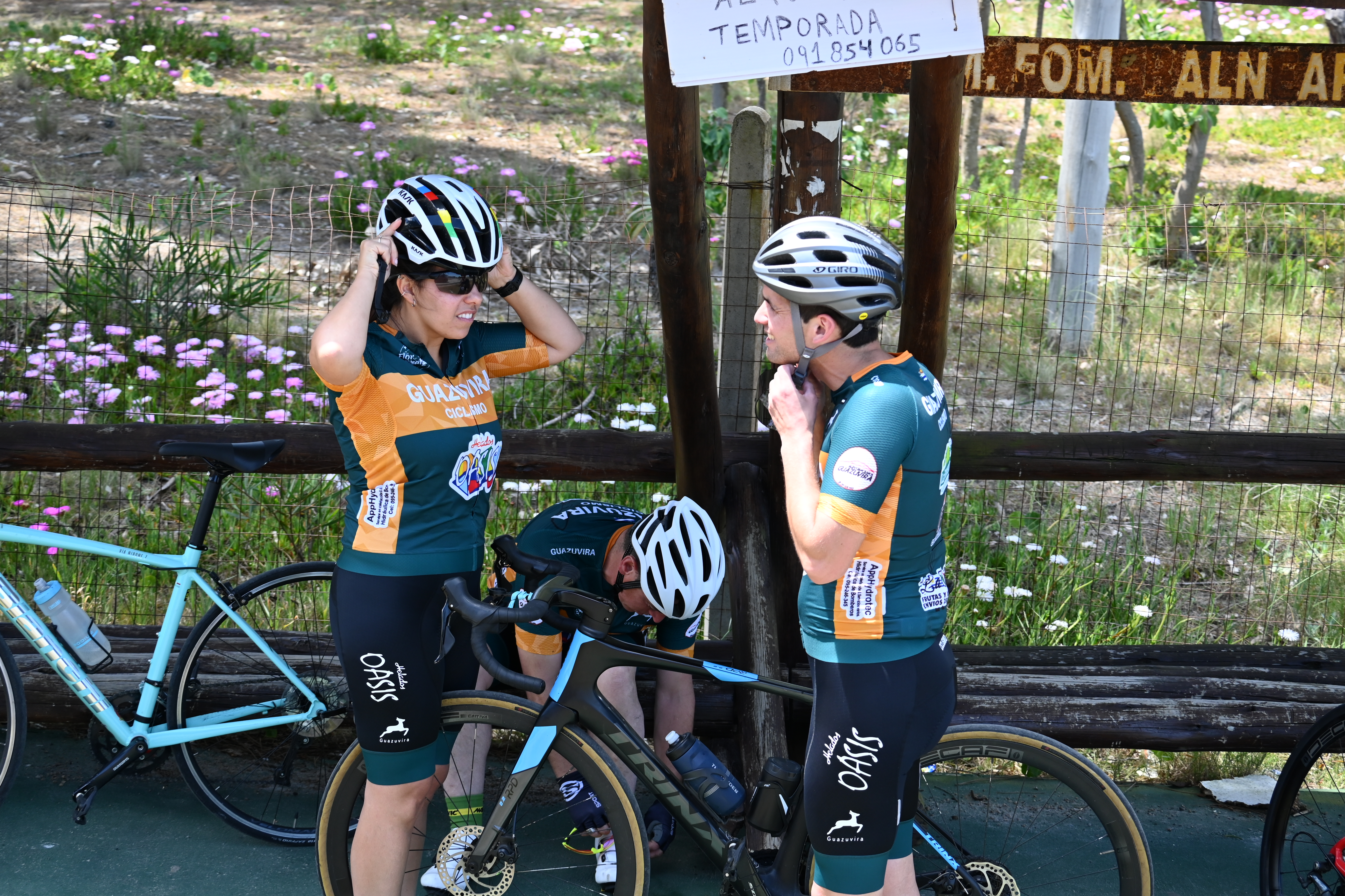 Ciclistas de Guazuvirá preparándose antes de una salida