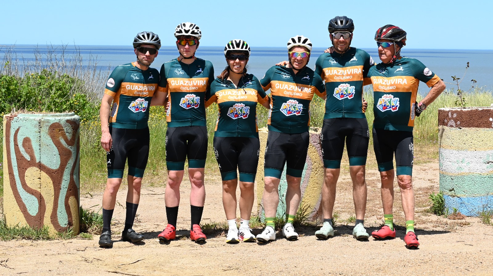 Equipo de Guazuvirá Ciclismo frente al Río de la Plata