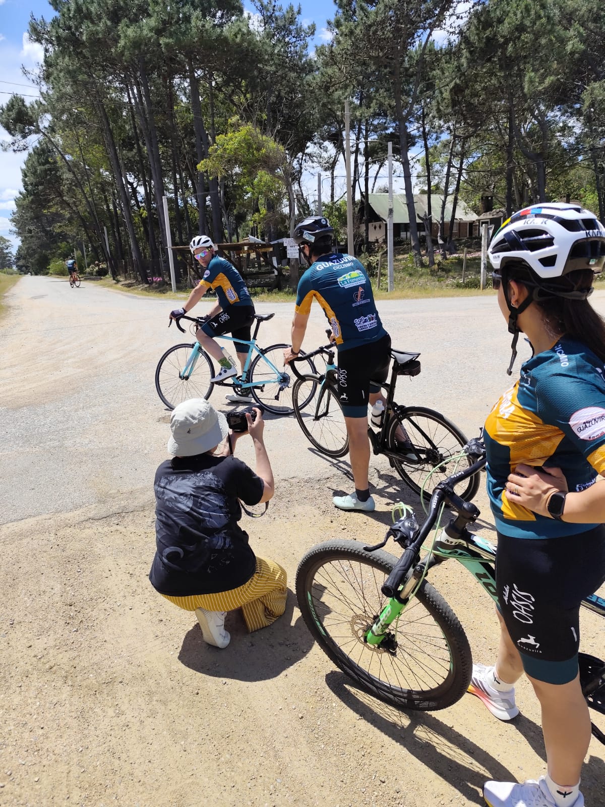 Sesión de fotos del equipo de Guazuvirá Ciclismo