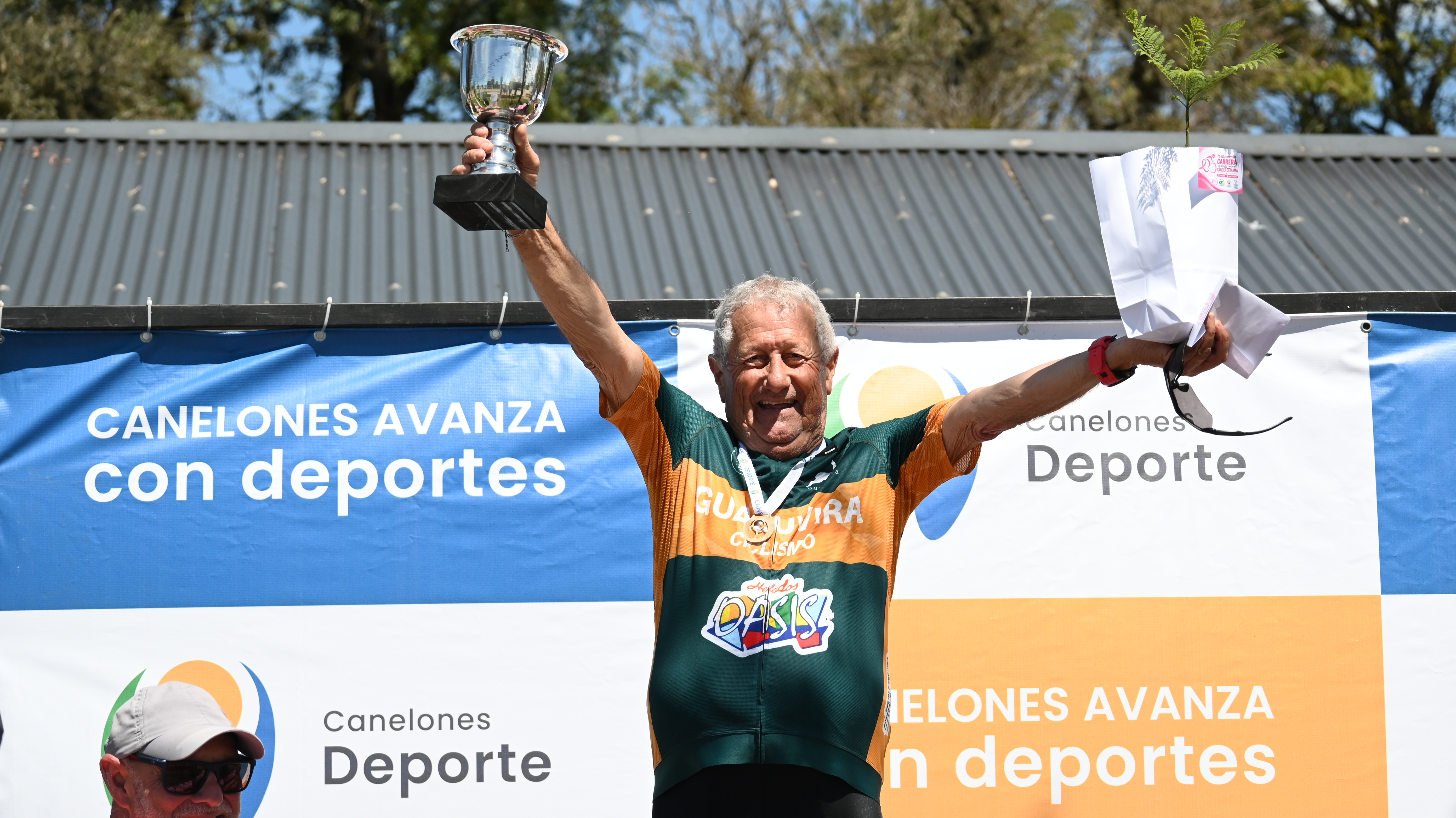 Carlos festeja en el podio de Aguas Corrientes con la camiseta de Guazuvirá