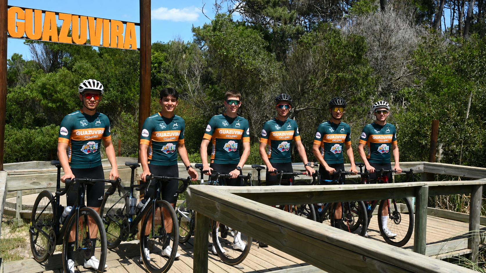 Equipo de Guazuvirá Ciclismo en la costa de Canelones
